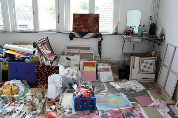 Bas-hurk-schilderij "Stapeltje schilderijen"