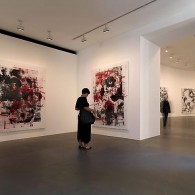 Christopher Wool Christopher Wool (1955) heeft expo in Gagosian te Rome en kwam ter sprake in ons interview met Michiel Ceulers. Genoeg aanleidingen om eens naar het werk van Wool te kijken. In de jaren tachtig begon Wool, na het zien van een vrachtwagen met daarop de letters Sex en Luv, met het stencilen van tekst op doek. Op de grote witte doeken stond dan in uniforme grote zwarte letters teksten als ‘Run Dog Run’ of ‘Sell the House, Sell the Car, Sell the Kids.’ En al snel werd zijn werk zeer invloedrijk. En op een gegeven moment ietsjes kleurrijker… En dan...