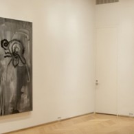 4 muren bij Skarstedt Had ik paar dagen terug een post over Christopher Wool, nu hangt hij ook bij Skarstedt in New York. Daar hangt hij samen met Albert Oehlen, Carroll Dunham, George Condo, Keith Haring en Richard Prince in 1 zaaltje. Kortom 4 muren en 6 werken bij elkaar. Dat is ook de rede dat het hier staat. Een goede expositie kan ook gewoon beteken; hang 6 goede werken bij elkaar op en kijk wat die met elkaar gaan betekenen. Of er dan ook daadwerkelijk iets gebeurt is van hieruit natuurlijk niet te zeggen. Maar noemenswaardig is het zeker wel. Daarom, hier alle...