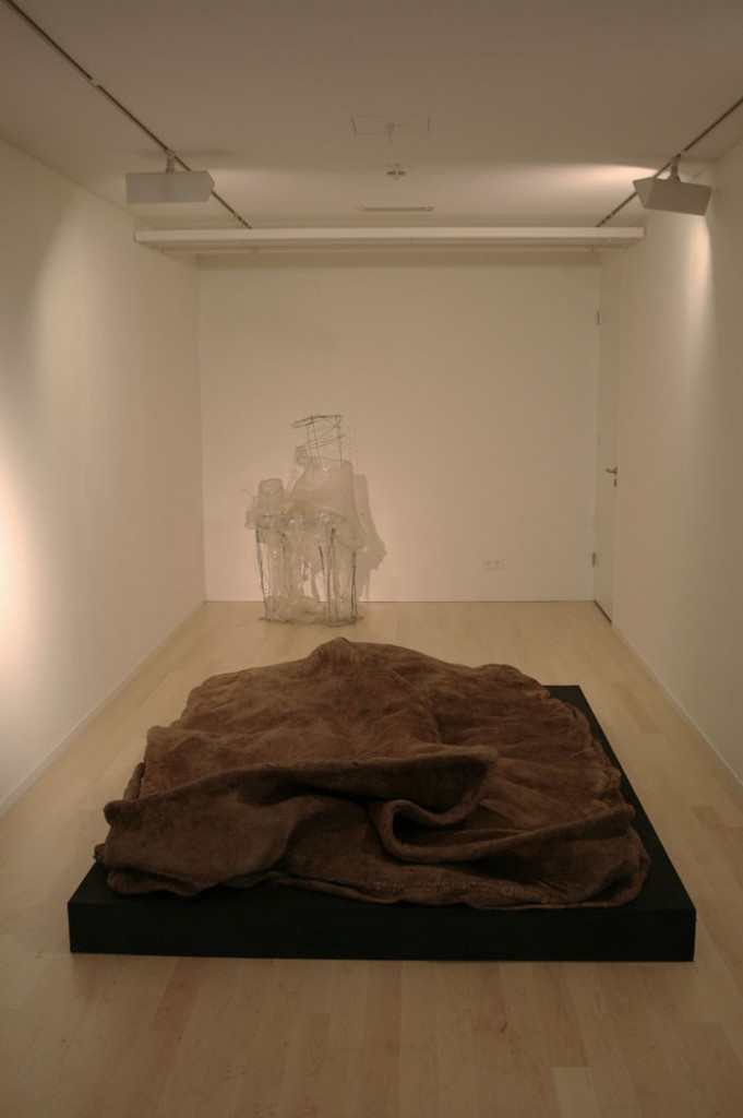 Achter; Zonder titel (stofzuiger) 2009, voor; Zonder titel (tent) 1997 Achter; Zonder titel (stofzuiger) 2009, voor; Zonder titel (tent) 1997