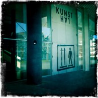 Leuk voor tussendoor voor iPhone bezitters; Hipstamatic @Kunsthal Nu heb ik zelf geen iPhone, maar ik ken genoeg mensen die er zo ongeveer verslaafd aan zijn, Hipstamatic. Deze applicatie maakt van de normale foto’s erg old skool dia’s of...