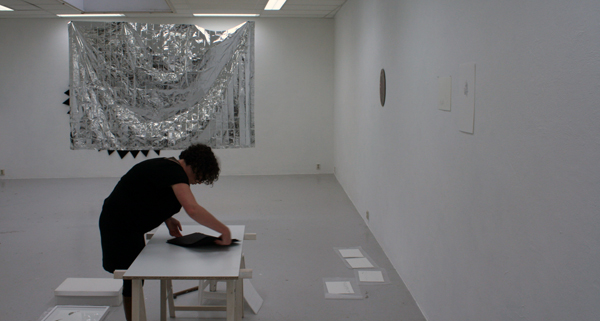 Tamara Dees werkt haar Hokusai project uit. Tamara Dees werkt haar Hokusai project uit.