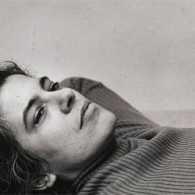 Susan Sontag – Against interpretation Al een poosje had ik deze tekst ergens op mijn bureaublad slingeren, maar eindelijk heb ik m dan toch gelezen. Als ‘criticus’ maar ook als kunstenaar een goede vraag, heeft het benoemen van een beeld wel zin? Is het niet het vertalen van iets wat niet direct te vertalen is? Valt een vertaling ook niet altijd verkeerd uit? In elk geval, weer goed leesvoer, ditmaal van Susan Sontag, voor de komende dag. Susan Sontag – Against Interpretation “Content is a glimpse of something, an encounter like a flash. It’s very tiny – very tiny, content.” - Willem De Kooning, in...