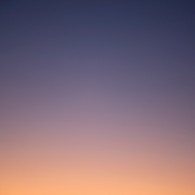 Via Twitter kwam ik het werk van Eric Cahan tegen. Soms mag beeld ook gewoon esthetisch zijn. Het is met dit werk eenvoudig om aan mensen uit te leggen dat abstracte kunst ook mooi kan zijn en heel concreet. Cahan fotografeert namelijk luchten. En om precies te zijn zonsopgangen en ondergangen. Natuurlijk is dat romantisch en subliem etc etc, de verwijzingen naar Rothko en Turrel zijn niet niet misplaatst. Toch hier dus het werk van deze fotograaf. Let ook op de regelmatig aanwezige dunne lijntjes horizon onder in het werk. &nbsp; &nbsp; &nbsp;