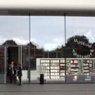 Zaterdag de 22e zal Beatrix het ‘nieuwe’ Stedelijk openen, waarna deze vanaf de 23e toegankelijk zal zijn voor het grote publiek. De nadruk ligt op het ‘nieuwe’ Stedelijk. Voor mijn [&hellip;]