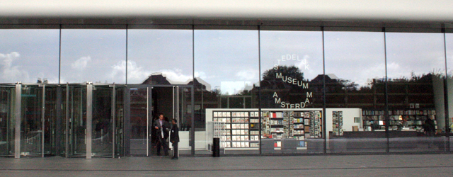 Zaterdag de 22e zal Beatrix het ‘nieuwe’ Stedelijk openen, waarna deze vanaf de 23e toegankelijk zal zijn voor het grote publiek. De nadruk ligt op het ‘nieuwe’ Stedelijk. Voor mijn [&hellip;]