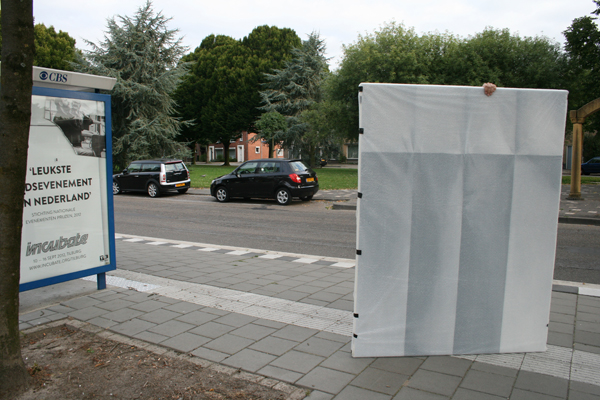 01 Op weg naar de bushalte Op weg naar de bushalte