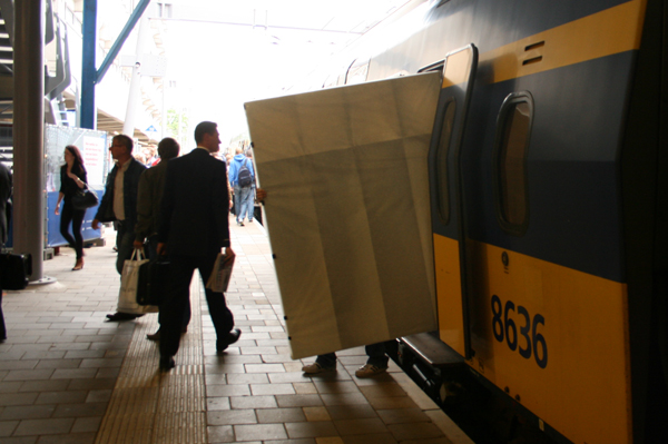 08 Trein uit proberen te komen Trein uit proberen te komen