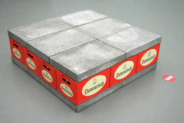 1988 - Joep van Lieshout - 12 stenen, 12 kratten - Beton, bierkratten en glas