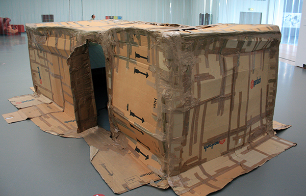 1999 - Erik van Lieshout - EMMDM - 3,00minuten Video, karton en bierkratten