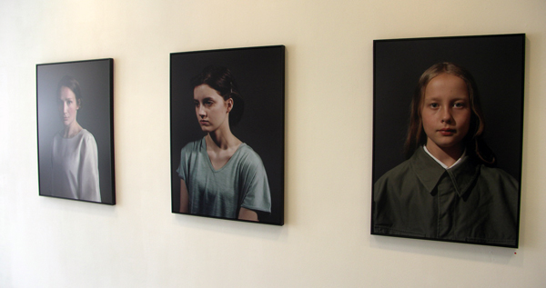 Mirjana Vrbaski - Mirjana Vrbaski (2 maal) en Girl - 75x100cm Lambda-print Mirjana Vrbaski - Mirjana Vrbaski (2 maal) en Girl - 75x100cm Lambda-print