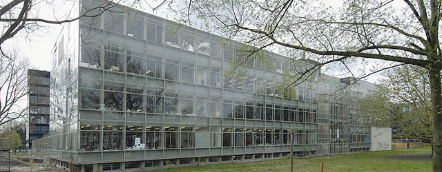 Het is vandaag een erg warme dag. Dus vandaar voor de verandering eens niet met de trein naar Amsterdam (zoals we de afgelopen weken al voldoende gedaan hebben) maar met [&hellip;]