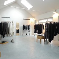 Een pittige tekst van Benjamin H.D. Buchloh, maar zeker zeer relevant. Buchloh kijkt in deze tekst naar mode verschijnselen binnen de beeldende kunst, naar wat hij de corporate culture zal [&hellip;]