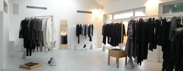 Een pittige tekst van Benjamin H.D. Buchloh, maar zeker zeer relevant. Buchloh kijkt in deze tekst naar mode verschijnselen binnen de beeldende kunst, naar wat hij de corporate culture zal [&hellip;]