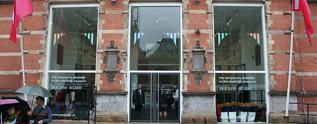 Stanley Brouwn Het meest onbewust voorbij gelopen en niet herkende werk in het Temporary Stedelijk is van Stanley Brouwn.