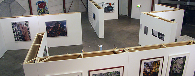 In Electron (Breda) een tentoonstelling rondom het thema urbanisering samengesteld door Bonnie Severien. Rondom dat idee heeft Severien een mooie verzameling kunstenaars bij elkaar gezet. Aram Tanis, Aquil Copier, Bonnie [&hellip;]