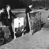 Terwijl Amsterdam zich onderdompelt in het feestgedruis, de duizelingwekkende toeren van allerhande machines en de mensen zich tegoed doen aan suikerspinnen kunnen wij naar binnen glippen bij het paleis op [&hellip;]