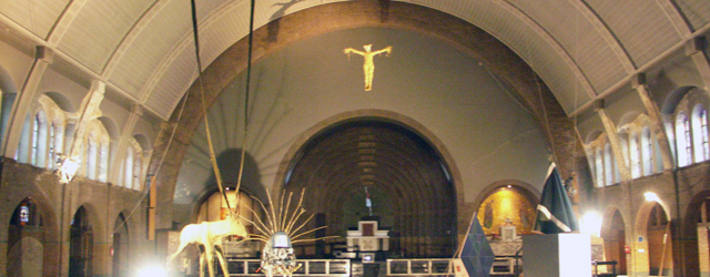 Ergens in de middle of nowhere van Amsterdam, staat verstopt aan een zijweg buiten het centrum een kerk. Het is een eind lopen vanaf Fons Welters, maar dan heb je [&hellip;]