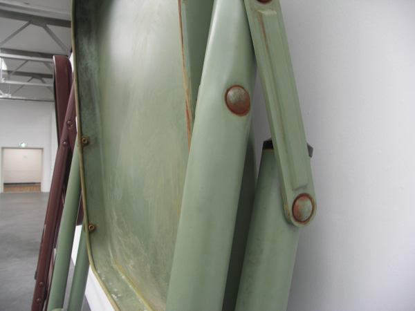 No title (foldering table and chairs, I beige, II dark brown, III Green) - Geverfd staal, aluminium en textiel (detail) No title (foldering table and chairs, I beige, II dark brown, III Green) - Geverfd staal, aluminium en textiel (detail)