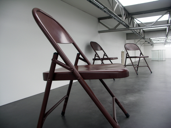 No title (foldering table and chairs, I beige, II dark brown, III Green) - Geverfd staal, aluminium en textiel (detail) No title (foldering table and chairs, I beige, II dark brown, III Green) - Geverfd staal, aluminium en textiel (detail)