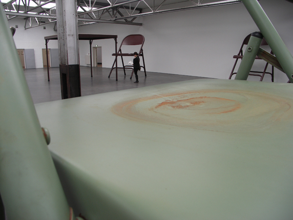 No title (foldering table and chairs, I beige, II dark brown, III Green) - Geverfd staal, aluminium en textiel (detail) No title (foldering table and chairs, I beige, II dark brown, III Green) - Geverfd staal, aluminium en textiel (detail)