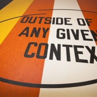 Lawrence Weiner: ‘Jij en ik kennen elkaar vrij goed. En jij en ik hebben al talloze malen het plan opgevat om iets samen te doen – en toch is het [&hellip;]