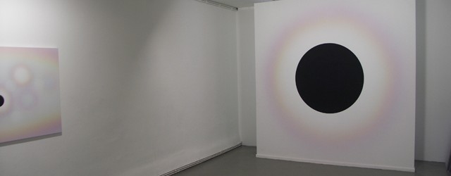 Roland Schimmel is natuurlijk bekend. Witzenhausen is niet bepaald de grootste galerie en toont slechts 3 werken. Daarvan zijn er twee het bekende schilderwerk en een ander een muurschildering met [&hellip;]