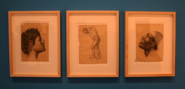 links; Kop van een jongen, midden; Man die een zak draagt, rechts; Kop van een man links; Kop van een jongen, midden; Man die een zak draagt, rechts; Kop van een man