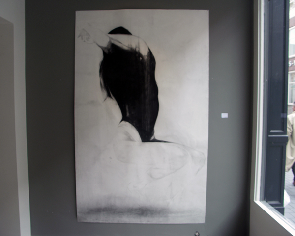 Anouk Griffioen - Sophie - 250x150cm Houtskool, lithokrijt en grafiet op papier Anouk Griffioen - Sophie - 250x150cm Houtskool, lithokrijt en grafiet op papier