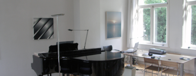 In dezelfde straat als het hier wel bekende museum De Pont, zit een galerie in een woonhuis. Ik was er nog nooit geweest, maar omdat we zelfs op Trendbeheer er [&hellip;]