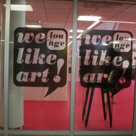 Onze goede blog-buren van WeLikeArt hebben het beter geregeld, in plaats van rondjes lopen op de beurs laten ze iedereen naar hen komen. En niet voor niets, betaalbare kunst in [&hellip;]