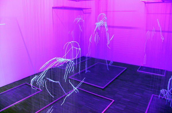 Lobke Burgers - Night of the Illuninati - UV-licht, wol, garen en aluminium (Square Blanco (Legowelt) - Night of the Illuminati) Lobke Burgers - Night of the Illuninati - UV-licht, wol, garen en aluminium (Square Blanco (Legowelt) - Night of the Illuminati)