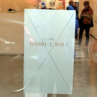 Bij Gabriel Rolt is momenteel het werk van Shintaro Miyake (1970) te zien. Deze van oorsprong Japanse kunstenaar lijkt het internationaal goed te doen (overal en nergens te vinden) en [&hellip;]