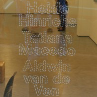 En ook afgelopen en uit Amsterdam, TegenBoschvanVreden met afsluiting van het seizoen; Heide Hinrichs (1976), Tatiana Macedo (1981), Aldwin van de Ven (1980). Drie kunstenaars waarvan het werk volgens het [&hellip;]