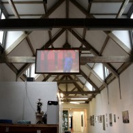 Stel, je hebt een galerie en je weet dat de komkommertijd eraan zit te komen. Niet alleen op de TV maar ook in de galeriewereld. Toch wil je iets neerzetten [&hellip;]