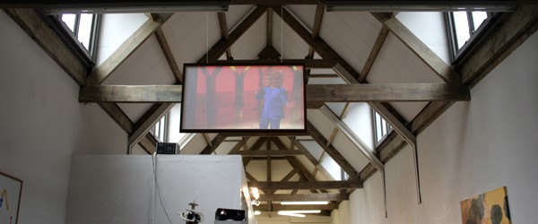 Stel, je hebt een galerie en je weet dat de komkommertijd eraan zit te komen. Niet alleen op de TV maar ook in de galeriewereld. Toch wil je iets neerzetten [&hellip;]