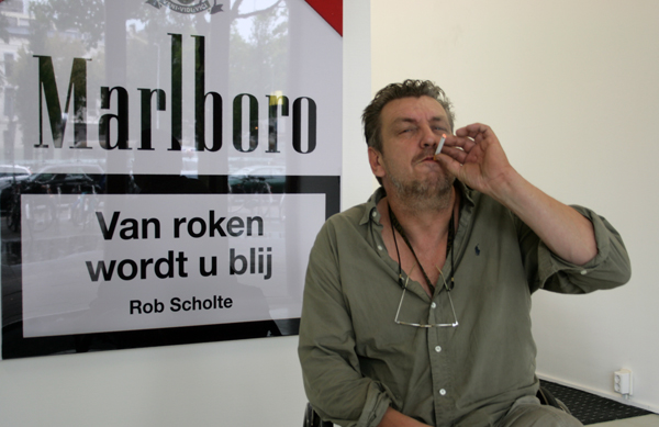 Rob Scholte rookt gezellig Rob Scholte rookt gezellig