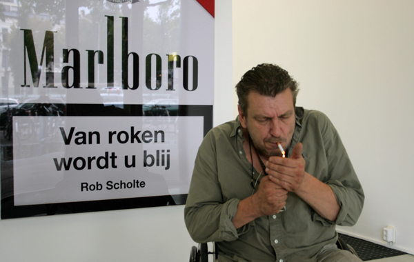 Rob Scholte rookt gezellig Rob Scholte rookt gezellig