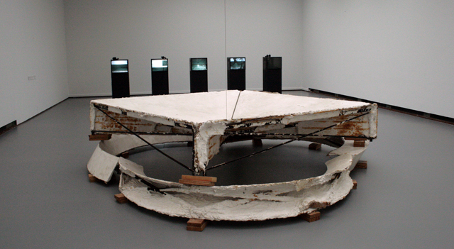 Bruce Nauman - Studio Peace - Gips, hout, staal en draad Bruce Nauman - Studio Peace - Gips, hout, staal en draad