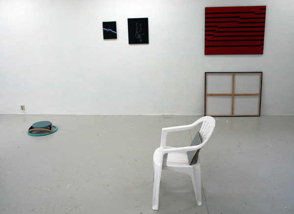 De stoel met de stoeptegel van Bouchez hoorde er ook bij De stoel met de stoeptegel van Bouchez hoorde er ook bij