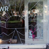 De kunst is de laatste tijd vooral slachtoffer van een hoop populistische oneliners zoals “kunst hoort aan een spijker”. Nu heeft Sander Reijgers die reactie ook gekregen op zijn werk en hij [&hellip;]