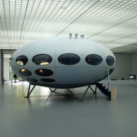 Boijmans heeft een aantal jaren geleden de Futuro gekocht. Een UFO om in te wonen. Daaraan koppelen ze wat design en kunst met een utopie. Dat kunstenaars iets met de [&hellip;]