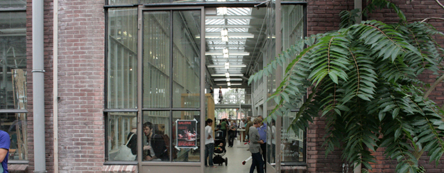 Piet Hein Eek is een wereldberoemde ontwerper, van schijnbaar resthout weet hij meubels te maken die gretig aftrek vinden. Behalve dat hij een enorm ateliercomplex heeft in Eindhoven vlakbij station [&hellip;]