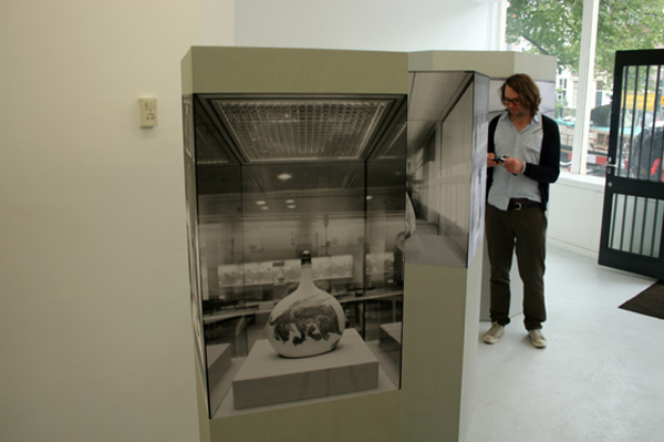 Alexandra Leykauf - Vitrine 1 (Persische Flasche) - 50x50x175cm Hout en zwart-wit prints Alexandra Leykauf - Vitrine 1 (Persische Flasche) - 50x50x175cm Hout en zwart-wit prints