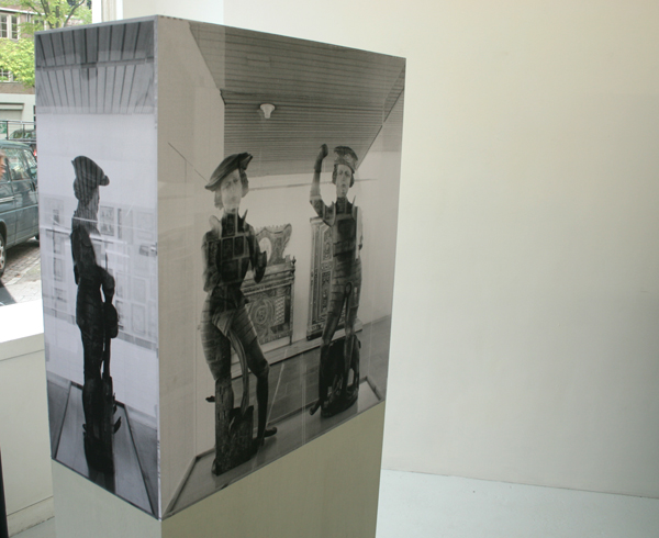 Alexandra Leykauf - Vitrine 3 (Florian en Georg) - 90x40x180cm Hout en zwart-wit prints Alexandra Leykauf - Vitrine 3 (Florian en Georg) - 90x40x180cm Hout en zwart-wit prints