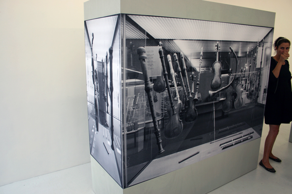 Alexandra Leykauf - Vitrine 5 (Muziekinstrumenten) - 200x74x198cm Hout en zwart-wit prints Alexandra Leykauf - Vitrine 5 (Muziekinstrumenten) - 200x74x198cm Hout en zwart-wit prints