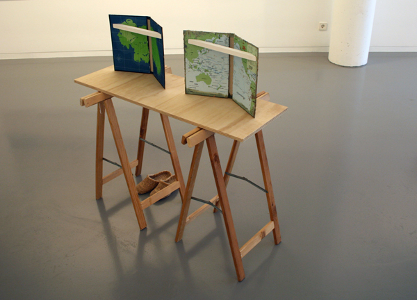 Aukje Koks - Domestic Tunes - 2 boeken met olieverf en een houten tafel Aukje Koks - Domestic Tunes - 2 boeken met olieverf en een houten tafel