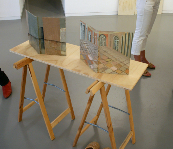 Aukje Koks - Domestic Tunes - 2 boeken met olieverf en een houten tafel_2 Aukje Koks - Domestic Tunes - 2 boeken met olieverf en een houten tafel