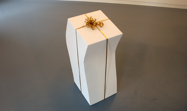 Aukje Koks - With compliments - Hout en gouden strikje Aukje Koks - With compliments - Hout en gouden strikje