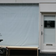 Een archief. Dat is de bron en samenvatting van het werk van Saskia Noor van Imhoff (1982). Een archief kan zich op verschillende wijzen manifesteren; het kan op een computer [&hellip;]